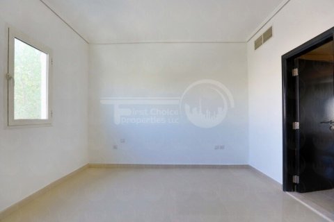 5 bedrooms Villa in Abu Dhabi, UAE No. 13392 9