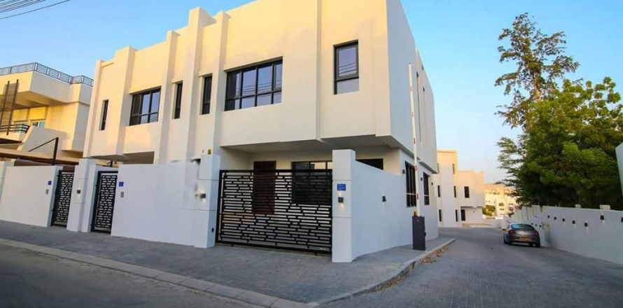Villa de 4 dormitorios en Muscat, Oman No. 54744