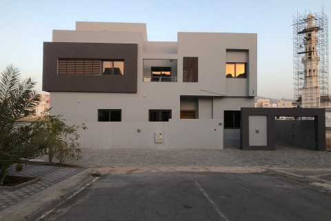 Villa de 5 dormitorios en Al Ansab, Oman No. 54601