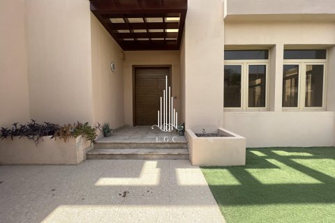 5 bedrooms Villa in Khalifa City, UAE No. 37652 4