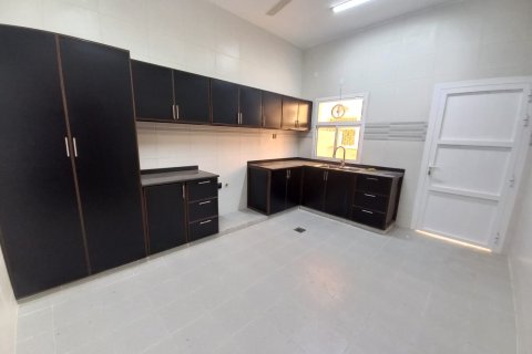 5 bedrooms Villa in Muscat, Oman No. 98889 3