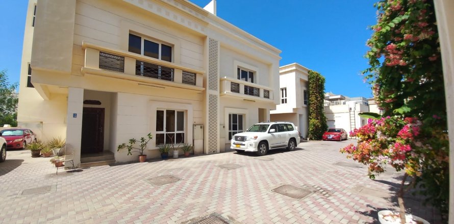 5 bedrooms Villa in Muscat, Oman No. 98889