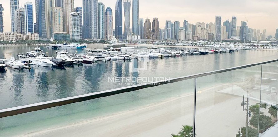 Apartment de 3 dormitorios en EMAAR Beachfront, UAE No. 39940