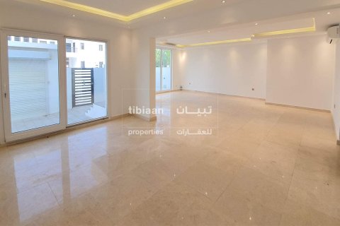 4 bedrooms Villa in Muscat, Oman No. 54019 18