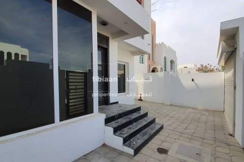 4 bedrooms Villa in Muscat, Oman No. 54019 3