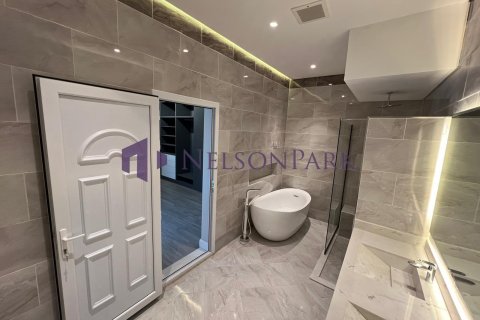 7 bedrooms Villa in Doha, Qatar No. 58100 27