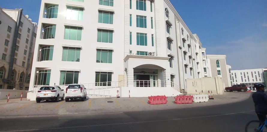 Commercial property de 300m² à Madinat as'Sultan Qaboos, Oman No. 54536