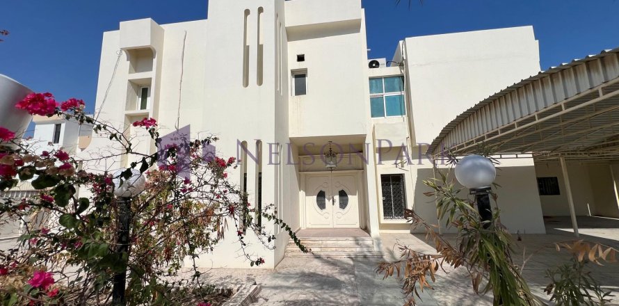 Villa de 4 dormitorios en Doha, Qatar No. 57971