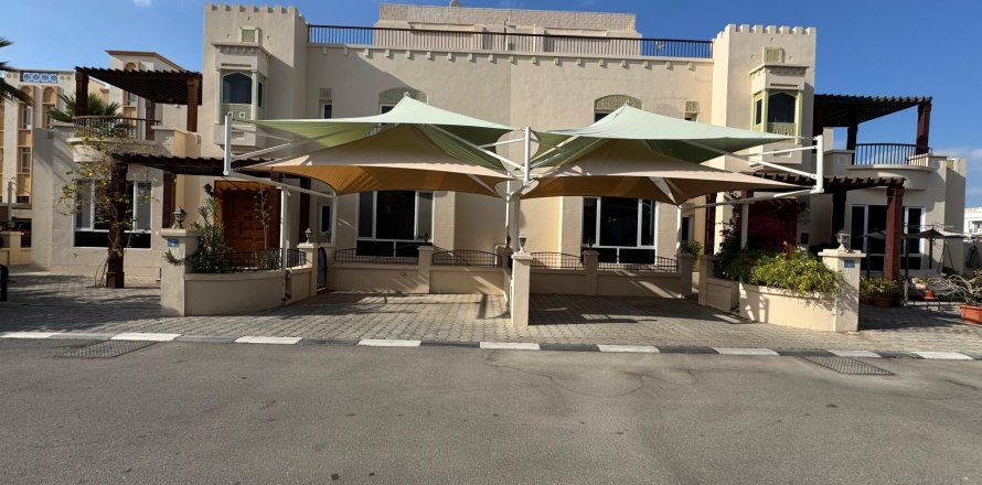 Villa de 7 chambres à Madinat as'Sultan Qaboos, Oman No. 54230