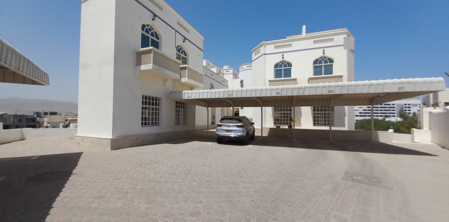 4 bedrooms Villa in Al Qurm, Oman No. 54713