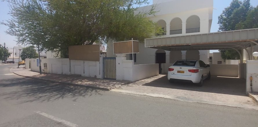 4 bedrooms Villa in Al Qurm, Oman No. 54556