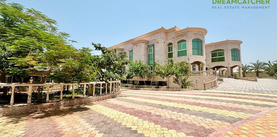 Villa de 10 dormitorios en Seih Al Uraibi, UAE No. 22393