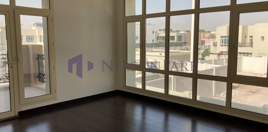 4 bedrooms Villa in Doha, Qatar No. 58280