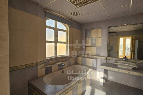 6 bedrooms Villa in Al Khuwair, Oman No. 53601 8