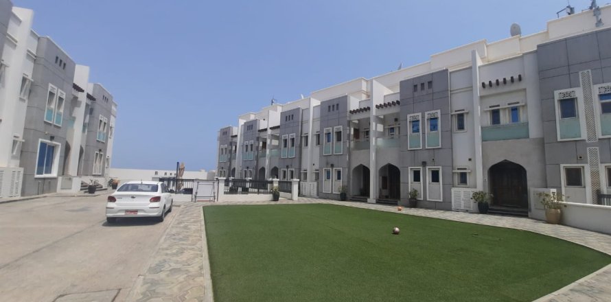 Villa de 3 chambres à Madinat as'Sultan Qaboos, Oman No. 54215