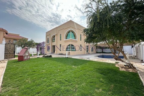 5 bedrooms Villa in Doha, Qatar No. 58140