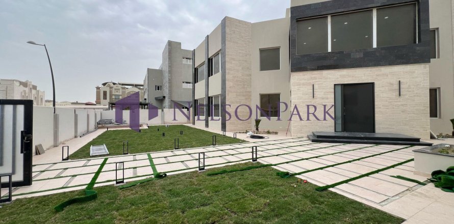 7 bedrooms Villa in Doha, Qatar No. 57288