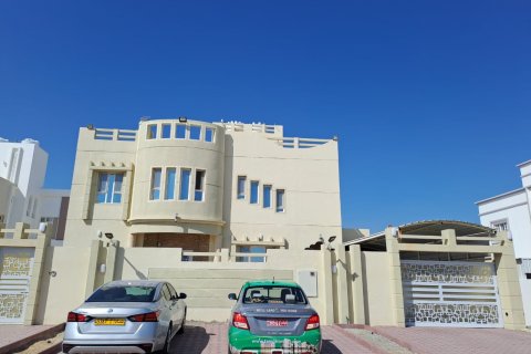 6 bedrooms Villa in Al Amarat, Oman No. 54481