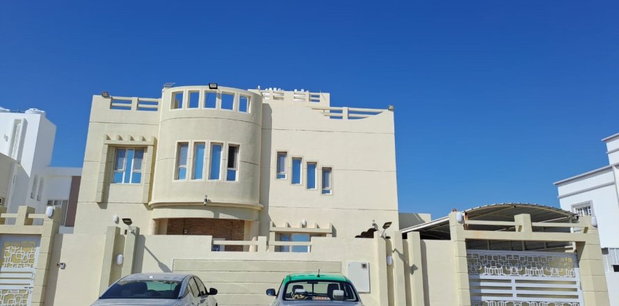 6 bedrooms Villa in Al Amarat, Oman No. 54481