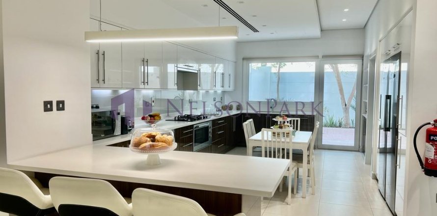 Villa de 4 dormitorios en Doha, Qatar No. 58380