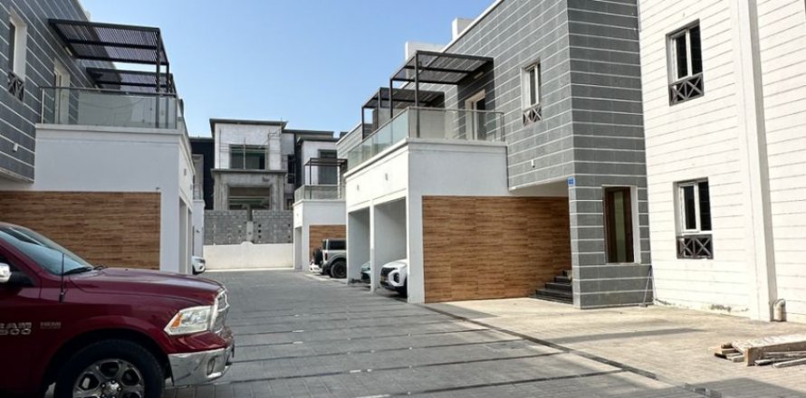 Villa Gemela de 6 dormitorios en Muscat, Oman No. 105033