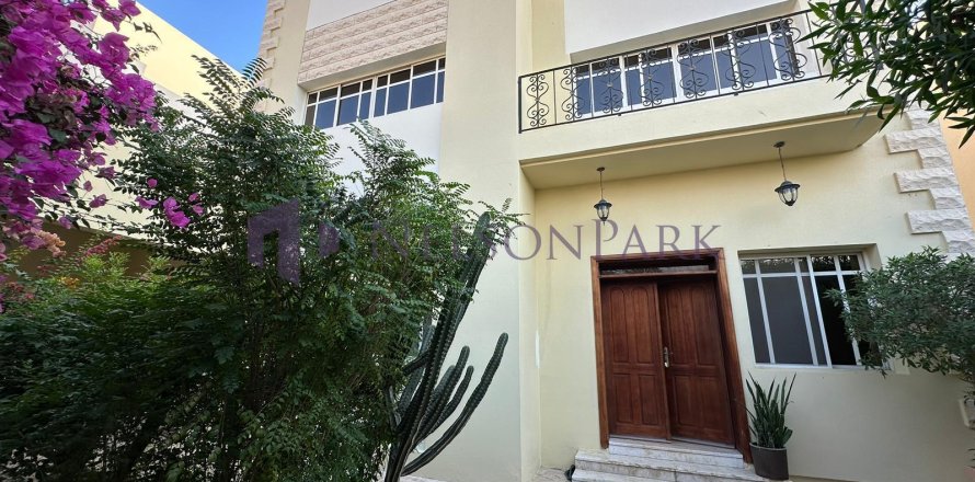 Villa de 4 chambres à Doha, Qatar No. 57390