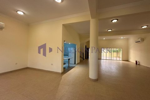 Villa de 4 chambres à Doha, Qatar No. 57390 6