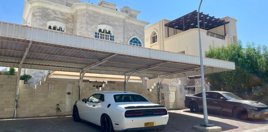 Villa de 3 chambres à Al Khuwair, Oman No. 54779