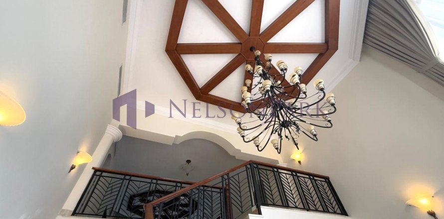 Villa de 5 dormitorios en Doha, Qatar No. 57728