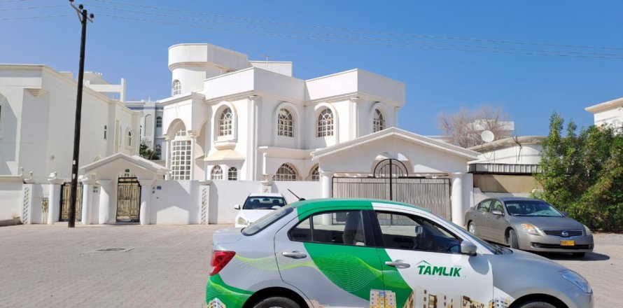 3 bedrooms Apartment in Muscat, Oman No. 54476