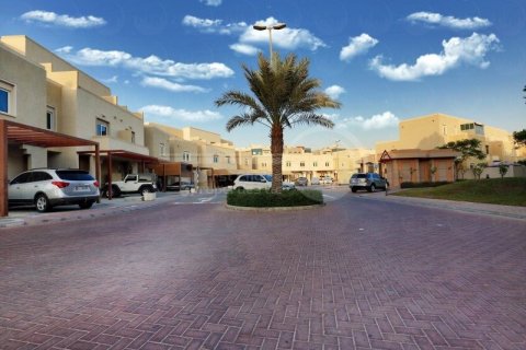 4 bedrooms Villa in Abu Dhabi, UAE No. 13134