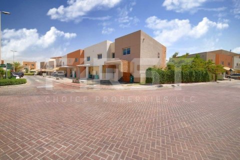 5 bedrooms Villa in Abu Dhabi, UAE No. 12812 18