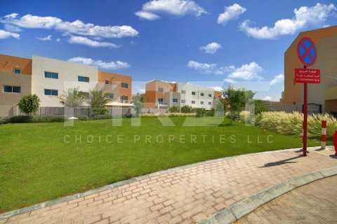 5 bedrooms Villa in Abu Dhabi, UAE No. 12812 17