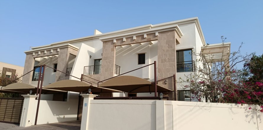 Villa Jumelée de 5 chambres à Muscat, Oman No. 106905