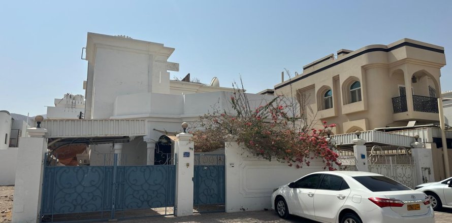 Villa de 2 chambres à Al Khuwair, Oman No. 105031