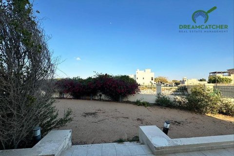 Вилла с 4 спальнями в Al Hamra Village, ОАЭ №34234 9