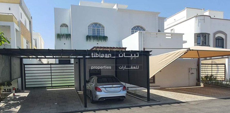 Villa de 5 dormitorios en As Sib, Oman No. 53400