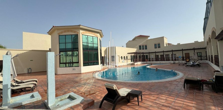 Villa de 4 chambres à Al Khalidiya, UAE No. 29334