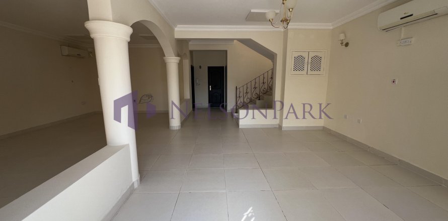 Villa de 5 dormitorios en Doha, Qatar No. 61006