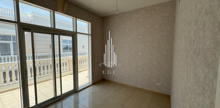 Villa de 4 dormitorios en Khalifa City, UAE No. 37503
