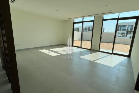 4 bedrooms Villa in Abu Dhabi, UAE No. 37694 8