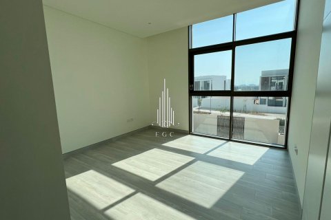 4 bedrooms Villa in Abu Dhabi, UAE No. 37694 6