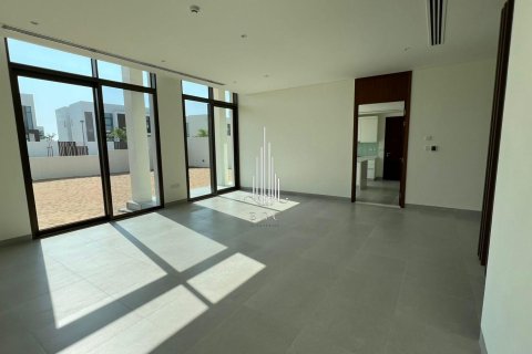 4 bedrooms Villa in Abu Dhabi, UAE No. 37694 4