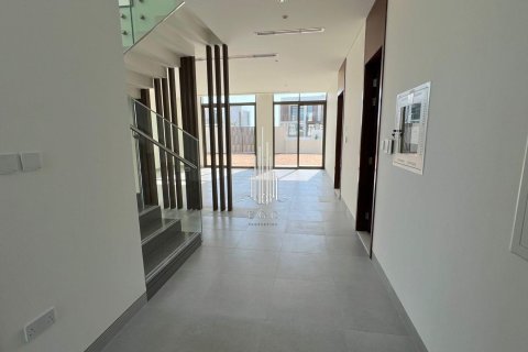 4 bedrooms Villa in Abu Dhabi, UAE No. 37694 12