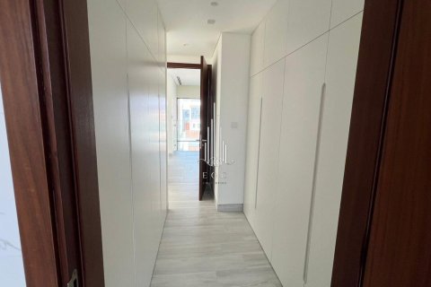4 bedrooms Villa in Abu Dhabi, UAE No. 37694 10