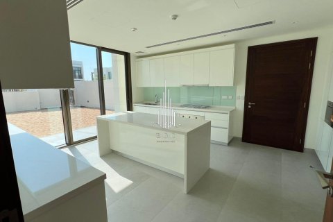 4 bedrooms Villa in Abu Dhabi, UAE No. 37694 14