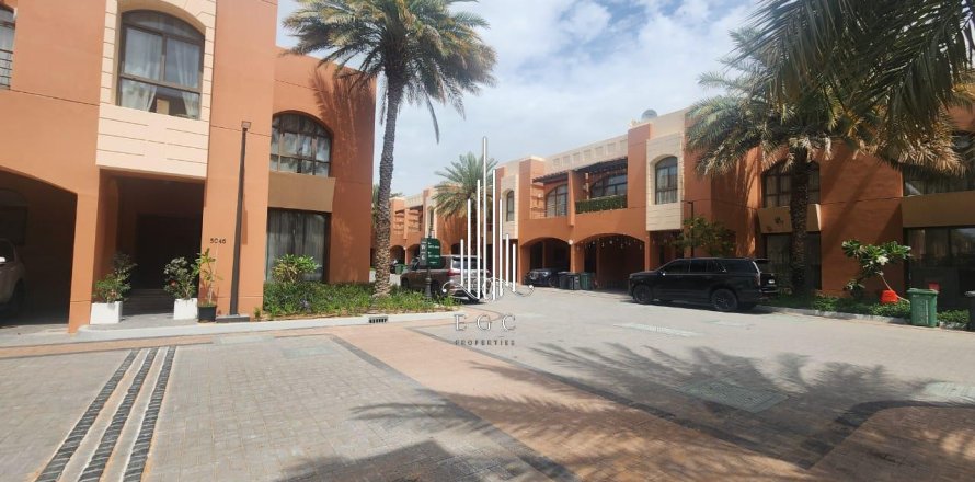 4 bedrooms Villa in Abu Dhabi Gate City, UAE No. 35489
