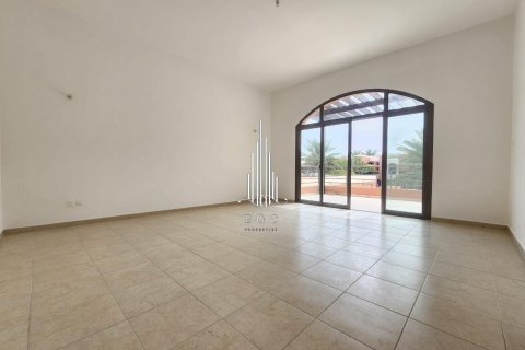 4 bedrooms Villa in Abu Dhabi Gate City, UAE No. 35489 3
