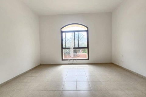 4 bedrooms Villa in Abu Dhabi Gate City, UAE No. 35489 6