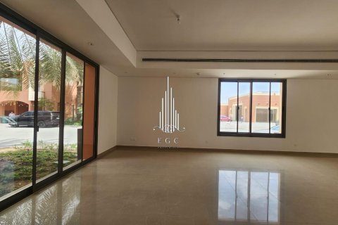 4 bedrooms Villa in Abu Dhabi Gate City, UAE No. 35489 4